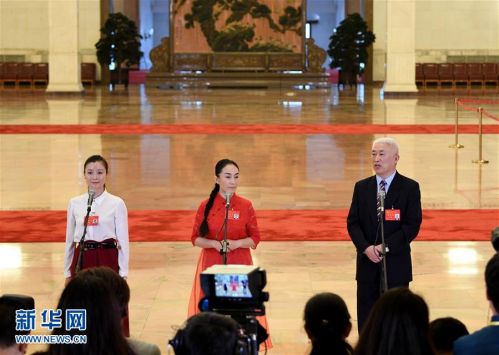 10月19日，中国共产党第十九次全国代表大会代表肖笑波、侯艳、徐俊（自左至右）在北京人民大会堂接受采访。 新华社记者 王建华 摄