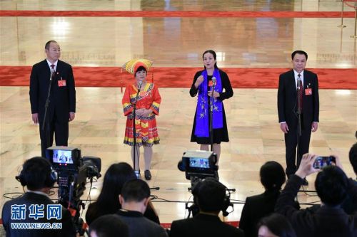 10月19日，中国共产党第十九次全国代表大会代表蔡松涛、杜丽群、杨小玲、贾立群（自左至右）在北京人民大会堂接受采访。 新华社记者王建华 摄