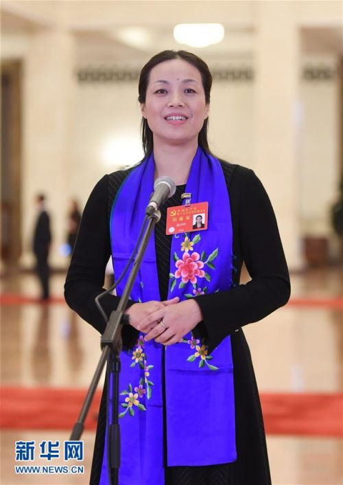 10月19日，中国共产党第十九次全国代表大会代表杨小玲在北京人民大会堂接受采访。新华社记者 申宏 摄