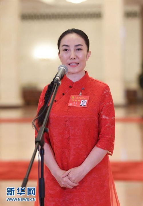 10月19日，中国共产党第十九次全国代表大会代表侯艳在北京人民大会堂接受采访。新华社记者 申宏 摄