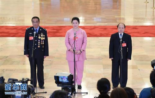 10月19日，中国共产党第十九次全国代表大会代表崔光日、荀笑红、巨晓林（自左至右）在北京人民大会堂接受采访。 新华社记者 王建华 摄