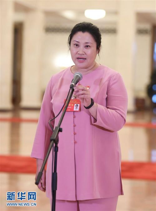 10月19日，中国共产党第十九次全国代表大会代表荀笑红在北京人民大会堂接受采访。新华社记者 申宏 摄