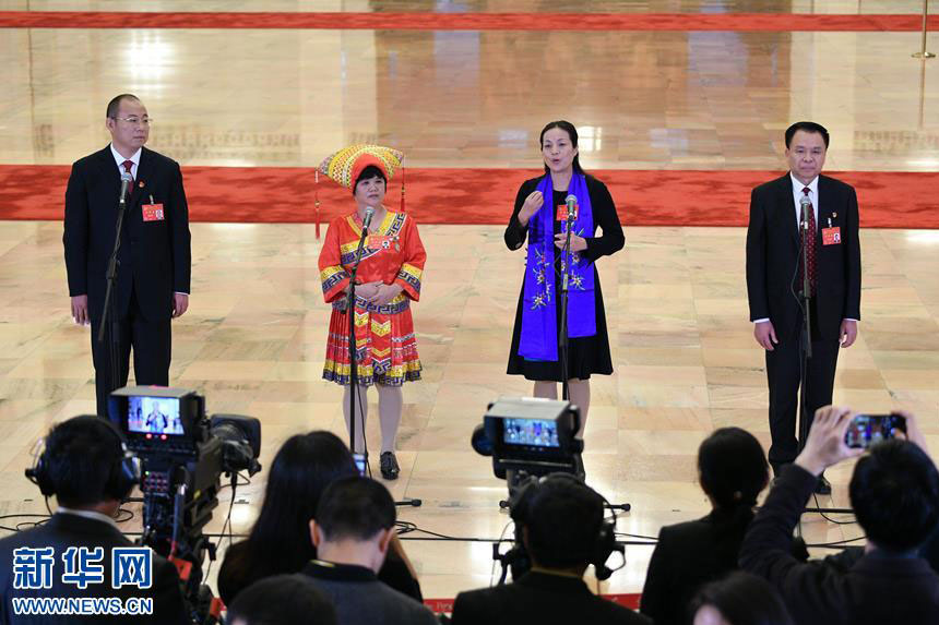党代表接受媒体采访   十九大期间，新闻中心在人民大会堂开设“党代表通道”，10月19日在人民大会堂举办第二场采访活动。