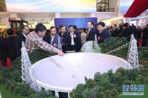 10月19日晚,2000余名党的十九大代表陆续来到北京展览馆参观“砥砺奋进的五年”大型成就展。 新华社记者 丁海涛 摄