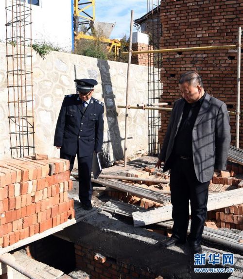 　　10月19日，甘肃省天水市麦积区麦积镇党委书记董小社（右）查看易地扶贫搬迁点建设情况。新华社记者 范培珅 摄