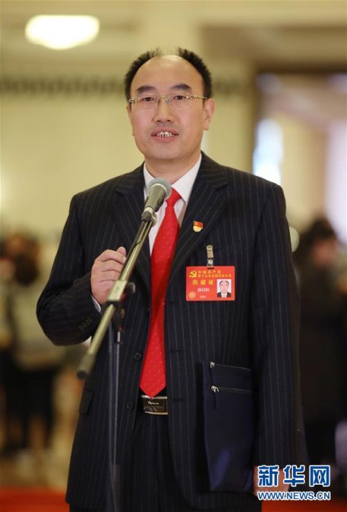 　　10月24日，中国共产党第十九次全国代表大会闭幕会在北京人民大会堂举行。这是闭幕会后，薛晨阳代表接受采访。 新华社记者 金立旺 摄