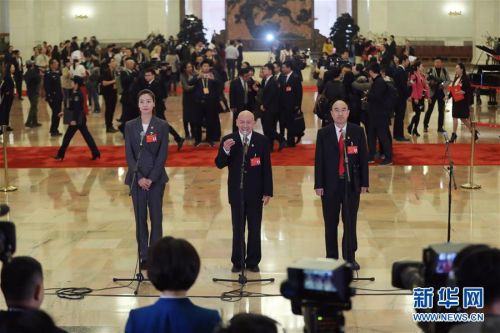 　　10月24日，中国共产党第十九次全国代表大会闭幕会在北京人民大会堂举行。这是闭幕会后，魏秋月、孟广禄、薛晨阳代表（自左至右）接受采访。新华社记者 殷刚 摄