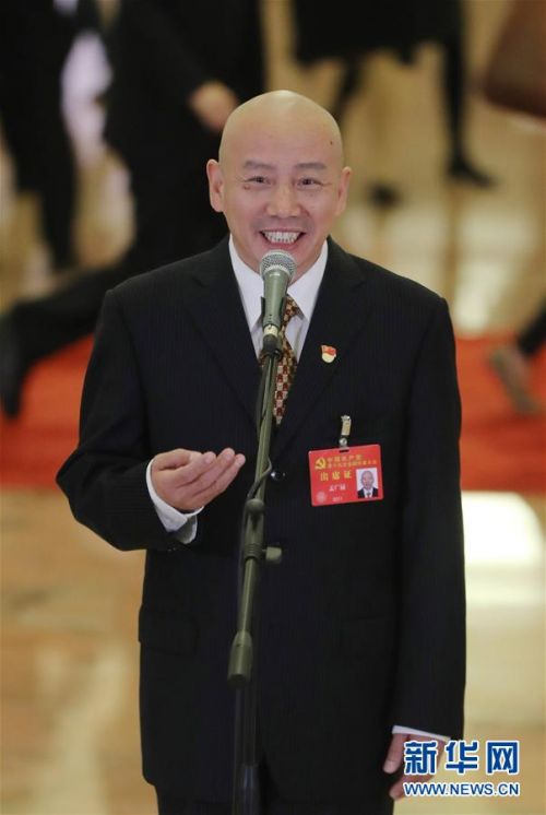 　　10月24日，中国共产党第十九次全国代表大会闭幕会在北京人民大会堂举行。这是闭幕会后，孟广禄代表接受采访。 新华社记者 殷刚 摄