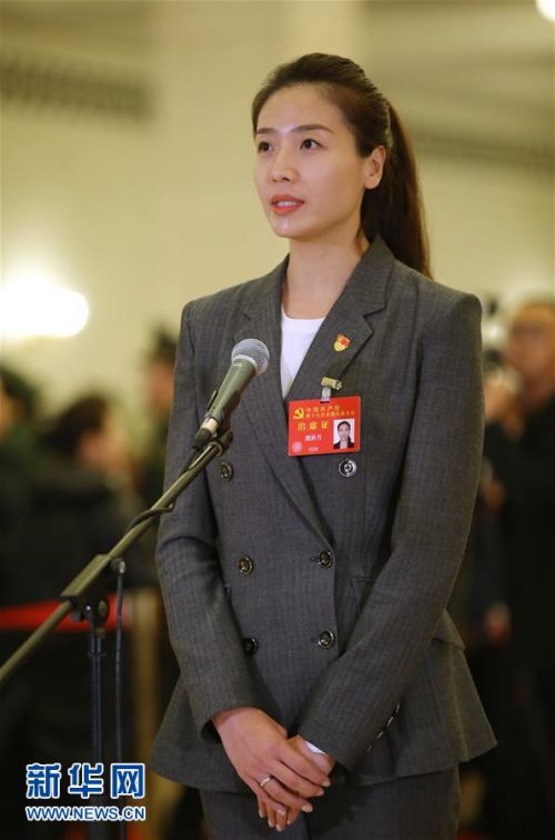 　　10月24日，中国共产党第十九次全国代表大会闭幕会在北京人民大会堂举行。这是闭幕会后，魏秋月代表接受采访。 新华社记者 金立旺 摄