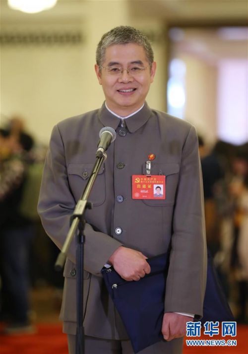 　　10月24日，中国共产党第十九次全国代表大会闭幕会在北京人民大会堂举行。这是闭幕会后，胡伟武代表接受采访。 新华社记者 金立旺 摄