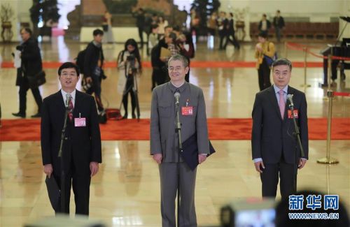 　　10月24日，中国共产党第十九次全国代表大会闭幕会在北京人民大会堂举行。这是闭幕会后，吴晓光、胡伟武、金东寒代表（自左至右）接受采访。新华社记者 殷刚 摄