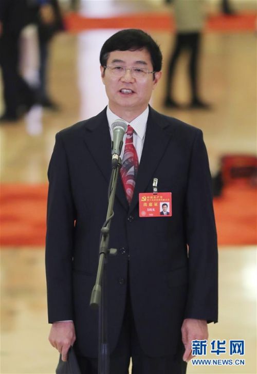 　　10月24日，中国共产党第十九次全国代表大会闭幕会在北京人民大会堂举行。这是闭幕会后，吴晓光代表接受采访。 新华社记者 殷刚 摄