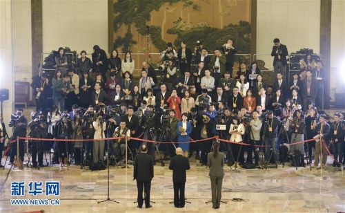 10月24日，中国共产党第十九次全国代表大会闭幕会在北京人民大会堂举行。这是闭幕会后，党代表接受采访。 新华社记者 王庆钦 摄