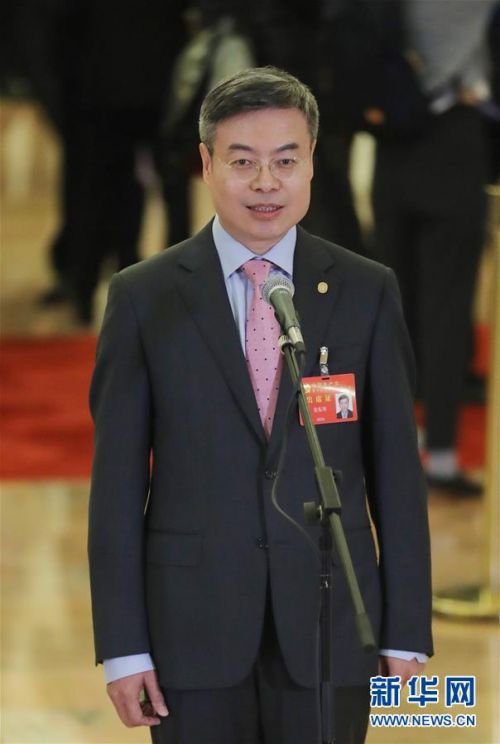 　　10月24日，中国共产党第十九次全国代表大会闭幕会在北京人民大会堂举行。这是闭幕会后，金东寒代表接受采访。 新华社记者 殷刚 摄