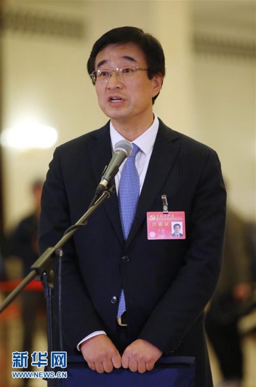 10月24日，中国共产党第十九次全国代表大会闭幕会在北京人民大会堂举行。这是闭幕会后，王辰代表接受采访。 新华社记者 金立旺 摄