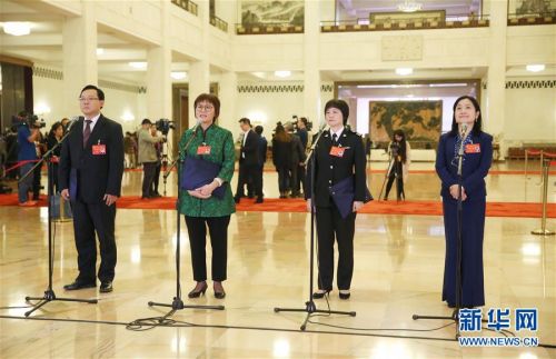 　　10月24日，中国共产党第十九次全国代表大会闭幕会在北京人民大会堂举行。这是闭幕会后，蒋成华、邵芸、甘露、周宇代表（自左至右）接受采访。新华社记者 金立旺 摄