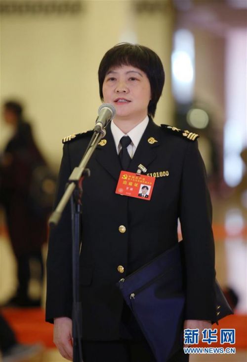 　　10月24日，中国共产党第十九次全国代表大会闭幕会在北京人民大会堂举行。这是闭幕会后，甘露代表接受采访。 新华社记者 金立旺 摄