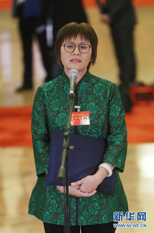 　　10月24日，中国共产党第十九次全国代表大会闭幕会在北京人民大会堂举行。这是闭幕会后，邵芸代表接受采访。 新华社记者 殷刚 摄