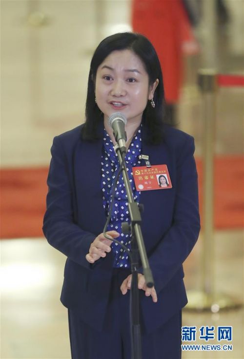 　　10月24日，中国共产党第十九次全国代表大会闭幕会在北京人民大会堂举行。这是闭幕会后，周宇代表接受采访。 新华社记者 殷刚 摄