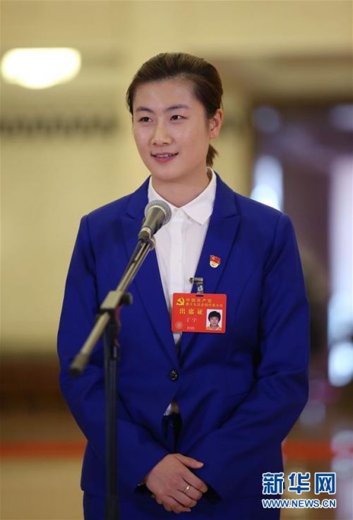 　　10月24日，中国共产党第十九次全国代表大会闭幕会在北京人民大会堂举行。这是闭幕会后，丁宁代表接受采访。 新华社记者 金立旺 摄