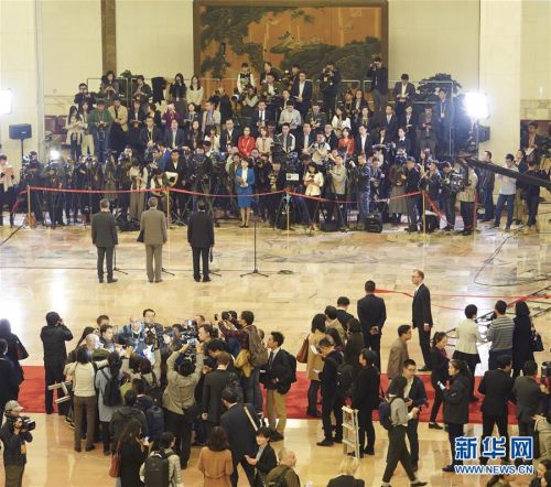 　　10月24日，中国共产党第十九次全国代表大会闭幕会在北京人民大会堂举行。这是闭幕会后，党代表接受采访。 新华社记者 陈建力 摄