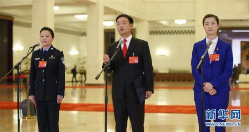　　10月24日，中国共产党第十九次全国代表大会闭幕会在北京人民大会堂举行。这是闭幕会后，李贝、裴春亮、丁宁代表(自左至右)接受采访。新华社记者 金立旺 摄