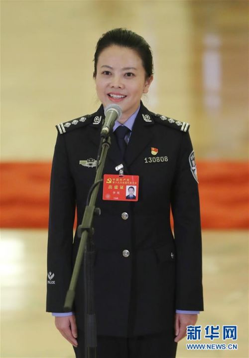 　　10月24日，中国共产党第十九次全国代表大会闭幕会在北京人民大会堂举行。这是闭幕会后，李贝代表接受采访。 新华社记者 殷刚 摄