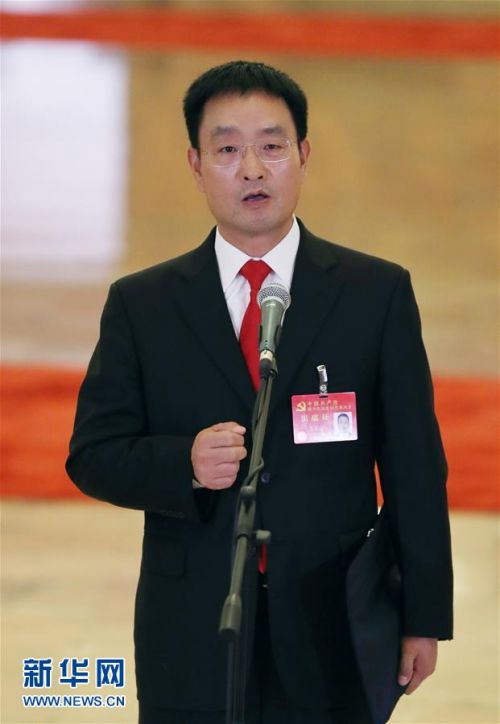 　　10月24日，中国共产党第十九次全国代表大会闭幕会在北京人民大会堂举行。这是闭幕会后，裴春亮代表接受采访。 新华社记者 殷刚 摄