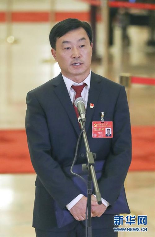 　　10月24日，中国共产党第十九次全国代表大会闭幕会在北京人民大会堂举行。这是闭幕会后，李新民代表接受采访。 新华社记者 殷刚 摄