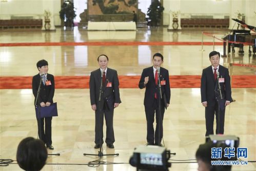 　　10月24日，中国共产党第十九次全国代表大会闭幕会在北京人民大会堂举行。这是闭幕会后，邱赛珍、张蜀新、潘克刚、李新民代表（自左至右）接受采访。新华社记者 殷刚 摄