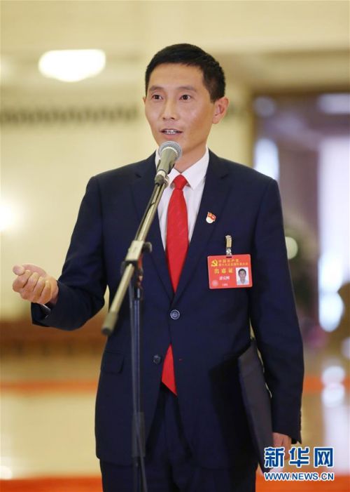 　　10月24日，中国共产党第十九次全国代表大会闭幕会在北京人民大会堂举行。这是闭幕会后，潘克刚代表接受采访。 新华社记者 金立旺 摄
