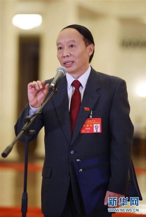 　　10月24日，中国共产党第十九次全国代表大会闭幕会在北京人民大会堂举行。这是闭幕会后，张蜀新代表接受采访。 新华社记者 金立旺 摄