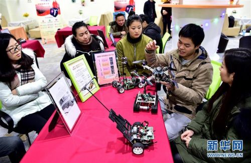　　2017年1月22日，在安徽合肥市常青街道创客梦空间，青年创客向参观者介绍飞行器及智能汽车作品。　新华社记者 刘军喜 摄