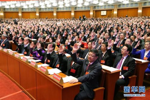 　　2017年10月24日，中国共产党第十九次全国代表大会闭幕会在北京人民大会堂举行。这是代表举手表决。新华社记者 姚大伟 摄