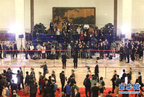 　　2017年10月18日，党的十九大代表在北京人民大会堂“党代表通道”接受采访。　新华社记者 陈建力 摄
