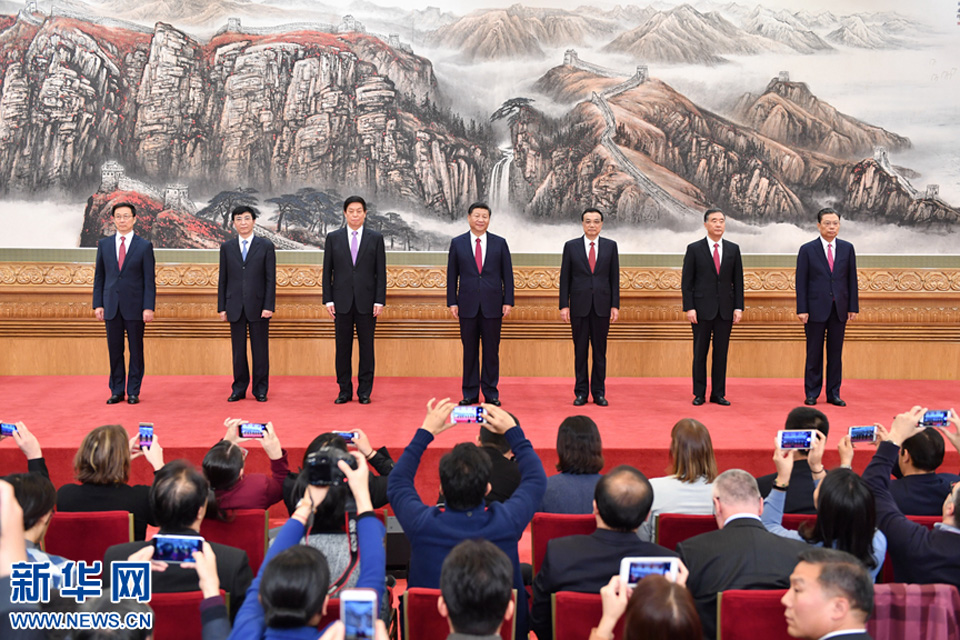  十九届中央政治局常委同中外记者见面