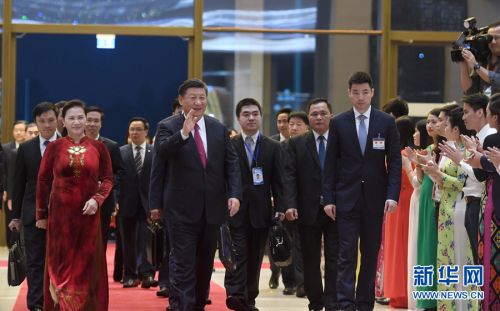 11月12日，中共中央总书记、国家主席习近平在河内会见越南国会主席阮氏金银。 新华社记者 张铎摄