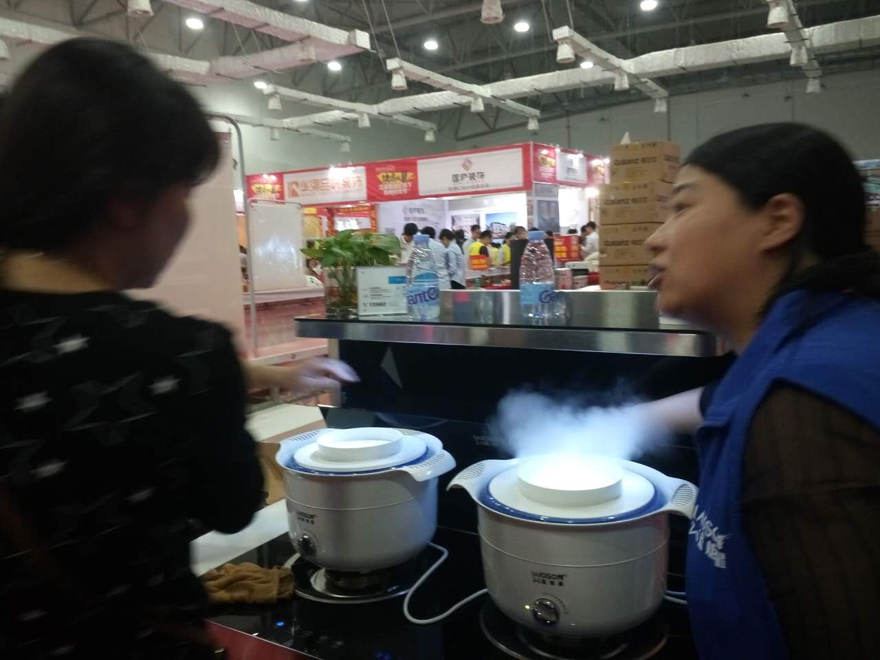 向参会人员介绍产品