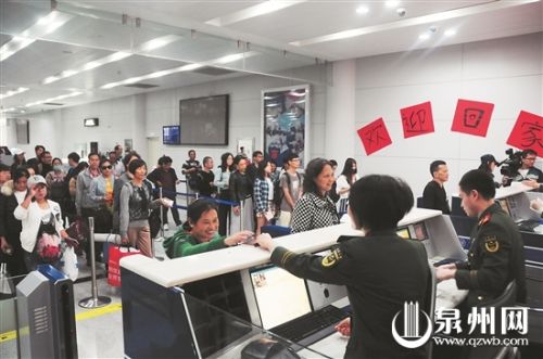 滞留旅客正在出边检