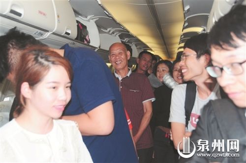 准备下飞机,大家都笑容满面2