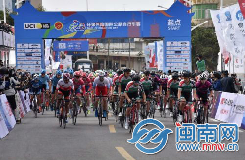 比赛鸣枪，选手离开起点