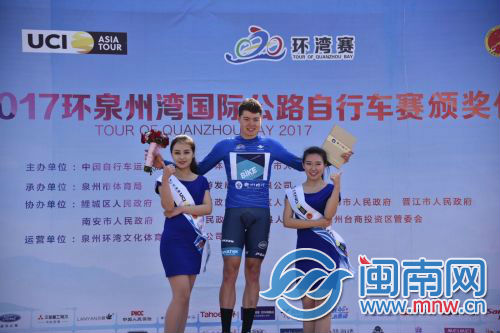 哈里&middot;坦菲尔德（中）站上领奖台