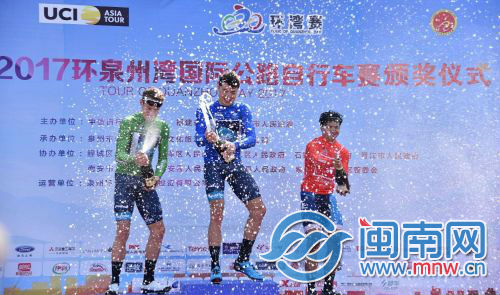 得奖选手开香槟庆祝