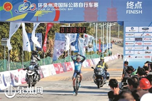 昨日，2017环泉州湾国际公路自行车赛第一赛段鸣枪开赛。来自英国单车频道峡谷洲际队的哈里&middot;坦菲尔德获得赛段冠军，图为冲线瞬间。（陈起拓 摄）