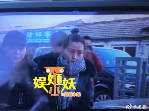 何洁离婚案热化现场表情:何洁素颜a表情赫子铭开庭完了照片我要包了图片