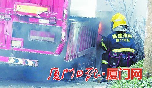 同安一运载板房的货车挂到高压线后 起火燃烧