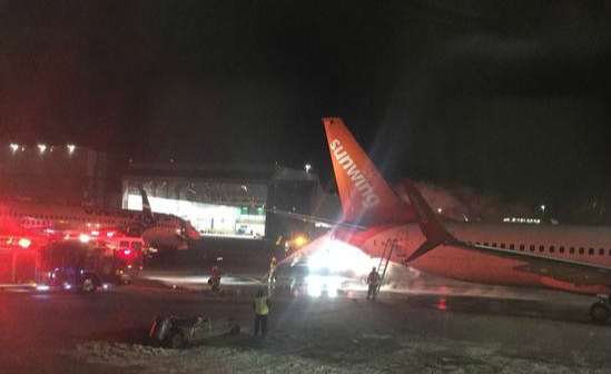 多伦多机场两架飞机在地面发生碰撞 飞机疑似着火