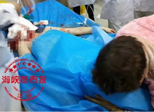 案发后，小怡被送医抢救，但最终抢救无效