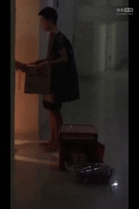 外卖员凌晨冒雨送餐顾客失联 发了条短信令人心酸