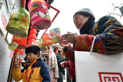 当日，在北京市西城区琉璃厂铁树斜街，第三届93号院博物馆迎新庙会开幕。在7天会期内，庙会将陆续邀请剪纸、彩灯、堆绣、蛋雕、篆刻、泥彩塑等非物质文化遗产传承人到馆，让游客与非遗传承人一起体验传统技艺、感受传统文化。